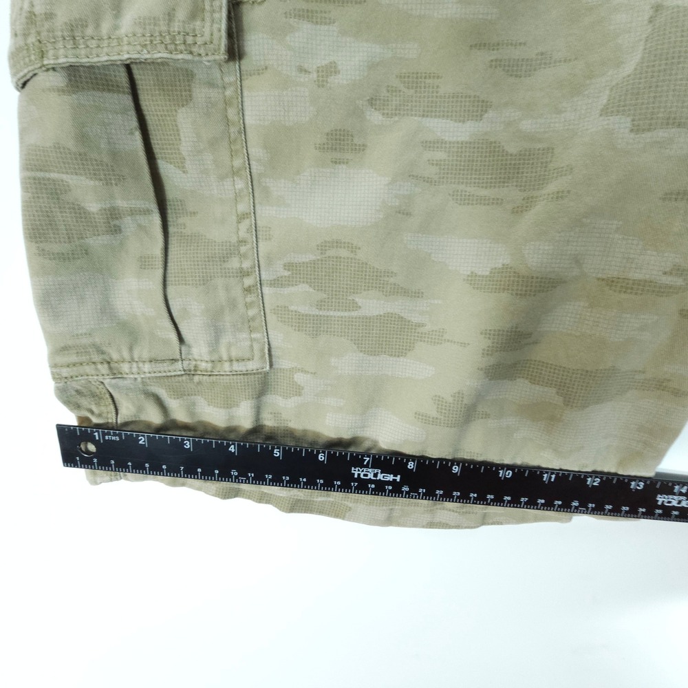 IZOD Cargo Shorts Mens 42 Tan Digital Camo Streetwear Skate Y2K Cotton Twill - Picture 8 of 8